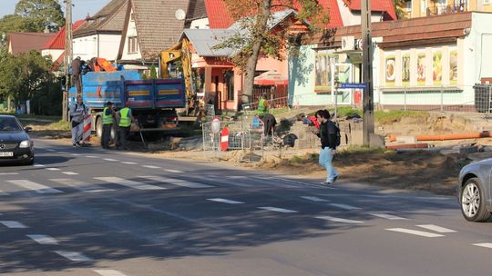Zablokowali dla pieszych Łużycką. Uczniowie chodzą ulicą