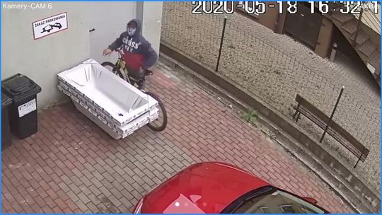 Zabrał wannę sprzed sklepu w Gryfinie i... odjechał na rowerze
