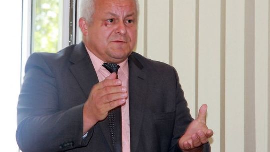 Zachłanny burmistrz zrobił sobie na święta prezent. Zarobi prawie 20 tys. zł miesięcznie 