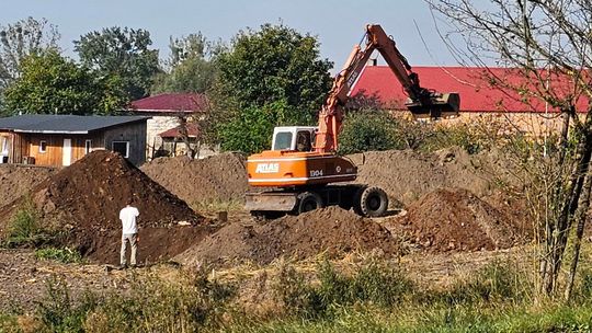 Zaczęli budowę nowej Biedronki. To polder, a  Odrą idzie wielka fala