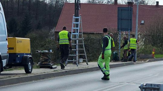 Zaczęli montaż świateł na drodze wojewódzkiej. Koniec z niebezpiecznym przejściem?