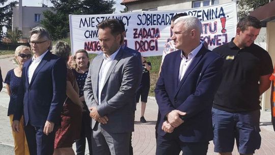 Żądają remontu drogi powiatowej. Demonstrowali z transparentem Żądają remontu drogi powiatowej. Demonstrowali z transparentem