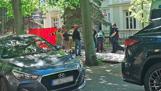 Zadał kobiecie ciosy nożem na oczach dziecka. Tragedia przed prokuraturą 