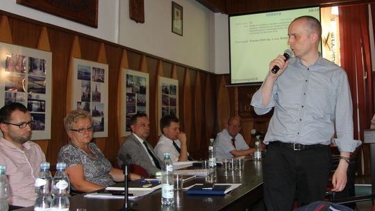 Zadowolony z głosowania prezes Mucha