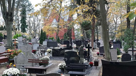 Zaduma nad czasem i pamięcią: Gryfiński cmentarz w dzień Wszystkich Świętych