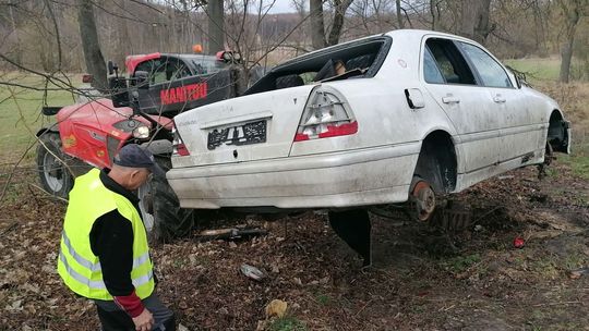 Zagadka porzuconego Mercedesa rozwiązana. W tle zmarły właściciel i trudna interwencja służb