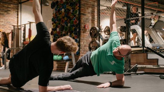 Zainwestuj w swoje jutro: jak fizjotrening pomaga zapobiegać bólowi i budować sprawność na lata Zainwestuj w swoje jutro: jak fizjotrening pomaga zapobiegać bólowi i budować sprawność na lata