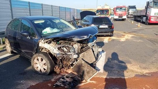 Zajechał drogę przy zmianie pasa i doszło do zderzenia aut [ZDJĘCIA]