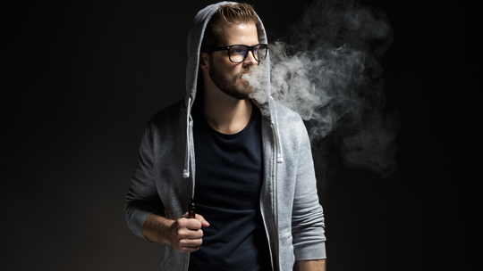 Czy zakazy z e-papierosami i saszetkami to błąd. Lekarze: Zakazy nie leczą uzależnienia