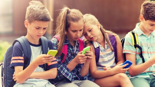 Zakaz używania smartfonów w szkołach. MEN szuka sposobu nie prostego, a skutecznego