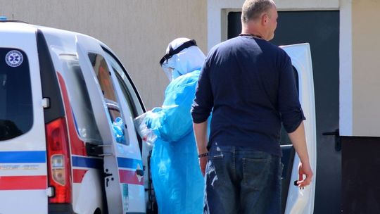 Zakażone dzieci, młodzi ludzie, w średnim wieku i starsze osoby. Powiat dodatkowo z dużą ilością osób na kwarantannie