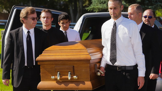 Zakłady pogrzebowe wymagają zmian. Czekają na podwyżkę zasiłku pogrzebowego?