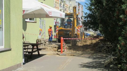 Zakończyli wymianę uszkodzonej rury i napełniają sieć wodociągową