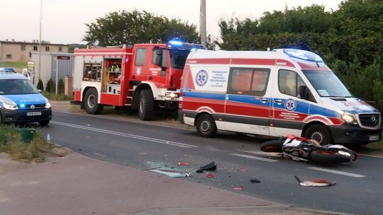 Zakrwawiony motocyklista na drodze