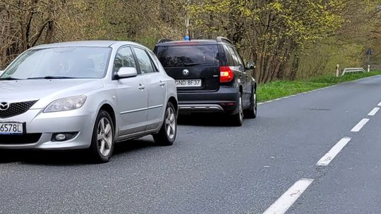 Zakuli ich w kajdanki. Auto przeszukali policyjni laboranci Zakuli ich w kajdanki. Auto przeszukali policyjni laboranci
