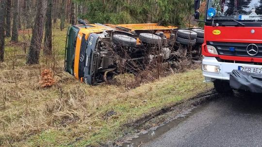 Załadowany samochód ciężarowy wypadł z drogi
