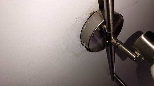 Zalało nam mieszkanie przez dziurawy dach - skarży się gryfinianka