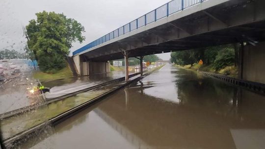Zalana jest droga do granicy państwa [ZDJĘCIA]