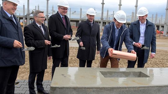 Zalando na urodziny wmurowało kamień węgielny w Gardnie koło Gryfina