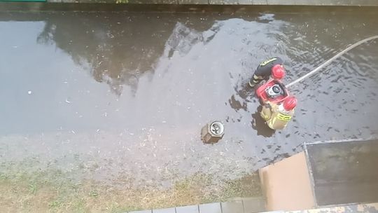 Zalane klatki i piwnice. Ze skutkami ulewy walczą mieszkańcy i strażacy [FOTO, WIDEO]