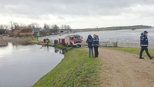 Zalane podwórka i piwnice. A obok nowy wał przeciwpowodziowy za miliony