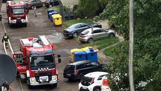 Zalane podwórko przy Chrobrego. Kiedy PUK Gryfino w końcu wyczyści zapchane studzienki