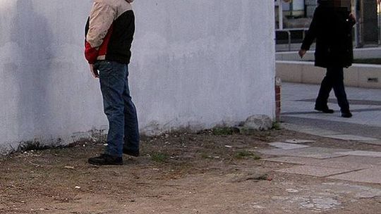 Załatwiają się przy okolicznych posesjach - skarży się czytelnik