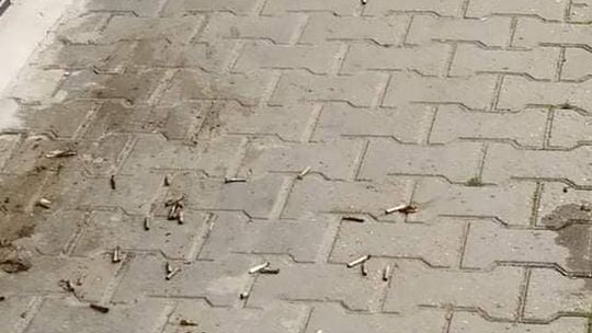 Załatwił się na chodniku i odchody przysypał petami Załatwił się na chodniku i odchody przysypał petami