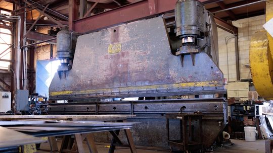 Zalety prostowania blach - Jak poprawić jakość twoich produktów przemysłowych?