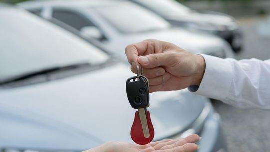 Często decydujemy się na używkę z zagranicy. Zalewają nas coraz starsze samochody