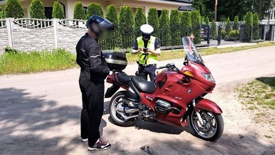 Zaliczył dwie wpadki naraz. Myślał, że nie zatrzymają motocykla