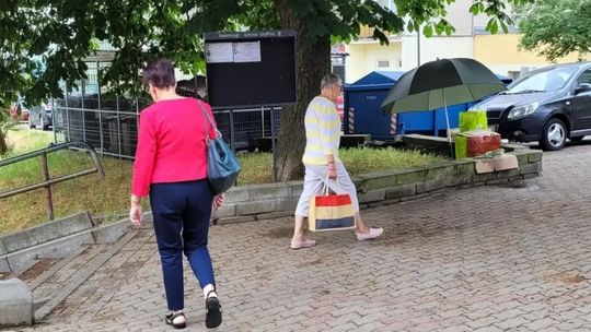 Żałoba nie przemija z kalendarzem. Milknie wtedy, gdy pojmie, że pamięć wystarczy za obecność