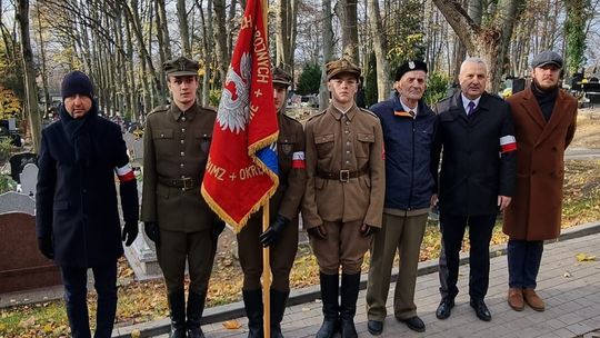 Zamanifestowali swoją obecność na cmentarzu. Odsłonili pamiątkową tablicę Zamanifestowali swoją obecność na cmentarzu. Odsłonili pamiątkową tablicę