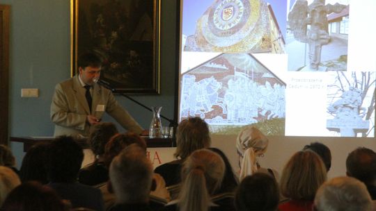 Zamiast konferencji historycznej, polityczna debata