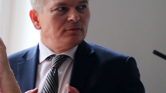 Zamieszanie z przeprojektowaną halą sportową przy parku