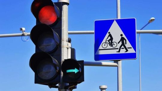 Dwa różne mandaty z policji i GITD i 6 albo 15 pkt. karnych. Pomocna zielona strzałka, a budzi kontrowersje