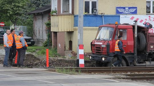 Zamknęli przejazd kolejowy. Zniszczyli drogę