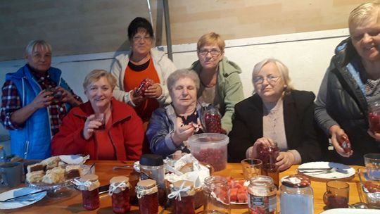 Zamknęły cząstkę lata w słoikach