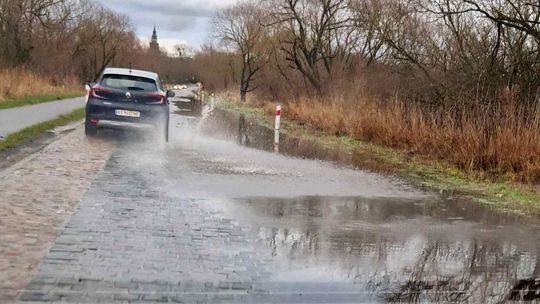 Zamknięto drogę Gryfino-Mescherin. Międzyodrze zalane