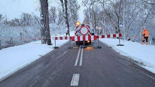 Zamknięto drogę Gryfino-Mescherin. Wystąpiła cofka i trasa została zalana [FOTO]