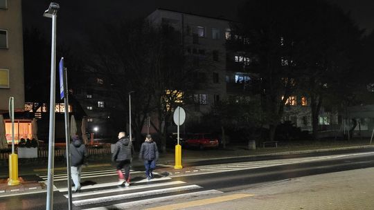 Zamontowali latarnie, które nie świecą. To na tym przejściu dochodzi do potrąceń pieszych