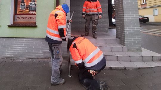 Zamontowali poręcz do sklepu