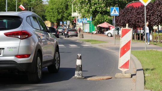 Zapadła się studzienka. Utrudnienia dla kierowców Zapadła się studzienka. Utrudnienia dla kierowców