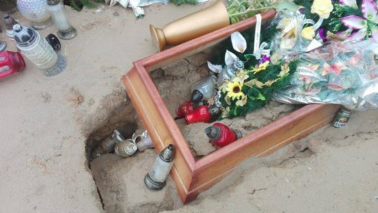 Zapadły się groby na cmentarzu [zdjęcia]