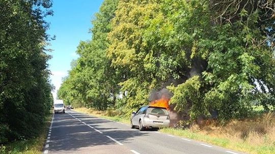 Zapalił się samochód na drodze między dwiema gminami