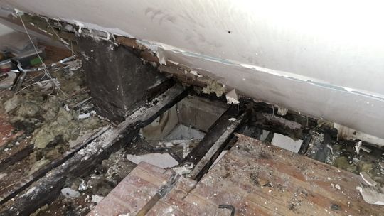 Zapalił się strop przy kominku