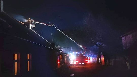 Zapaliła się sadza w kominie. Wezwano strażaków