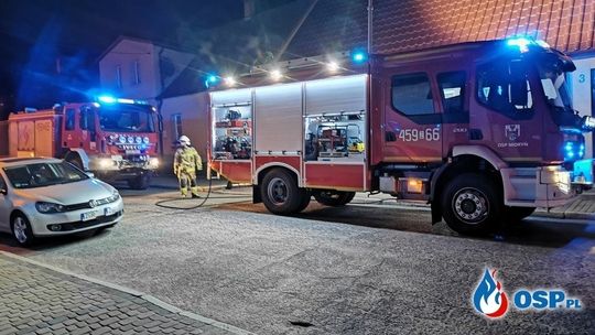 Zapaliła się sadza w kominie. Wezwano strażaków