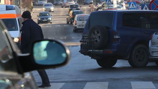 "Zaparkował" na krzyżówce tworząc korek