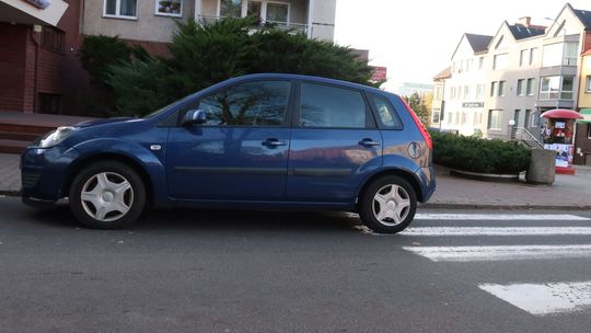 Zaparkował na pasach, bo miał bliżej